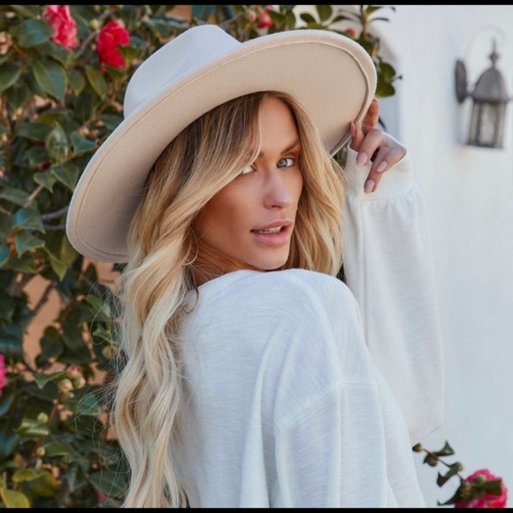 VICI NEW -OCEANSIDE STUDDED
HAT - IVORY - Picture 3 of 4